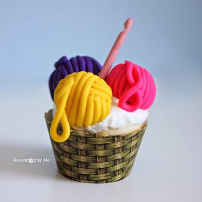 Yarn Ball Basket Cupcakes (with Edible Crochet Hook!)