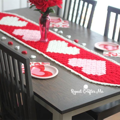 Crochet C2C Valentine’s Heart Table Runner