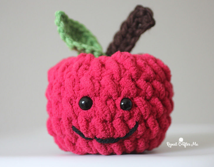 20 Free Patterns for Crochet Apples  Crochet apple, Crochet fruit, Crochet  roundup