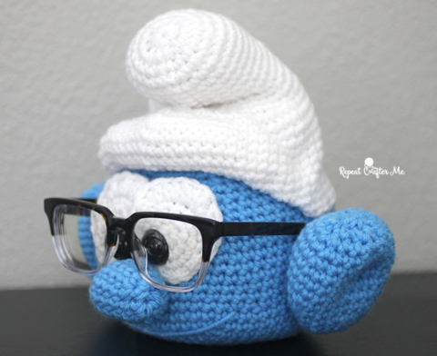 Crochet Brainy Smurf Glasses Holder - Repeat Crafter Me
