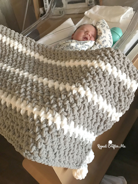 Quick and Easy Bernat Moss Stitch Baby Blanket - Repeat Crafter Me